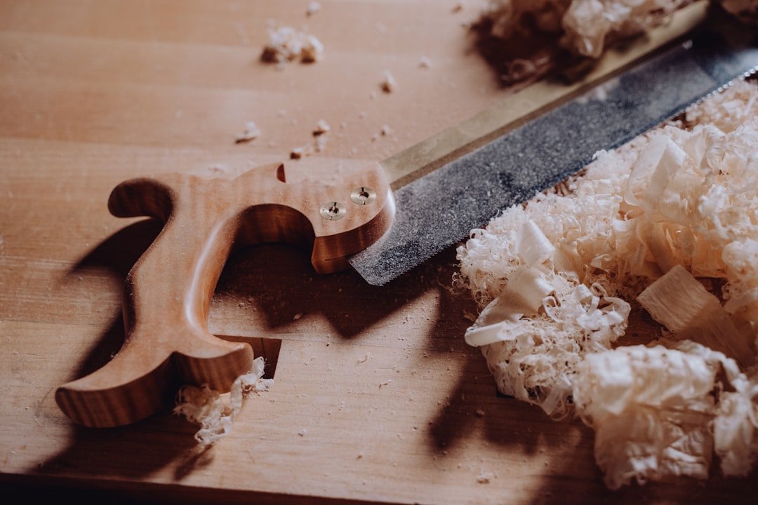 a-knife-and-some-wood-shavings-on-a-table-zw-3gopxzi4